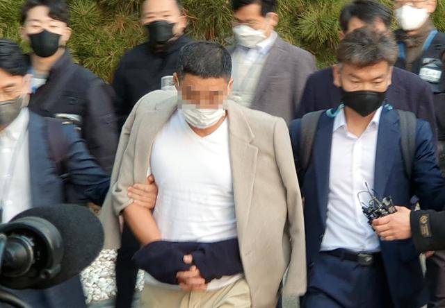 김성태 전 쌍방울그룹 회장 일행과 해외로 도피했던 수행비서 박모씨가 7일 인천공항을 통해 수원지검으로 압송되고 있다. 뉴시스