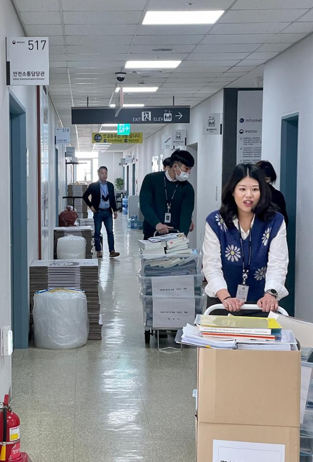 지난해 말 완공된 정부세종청사 중앙동 입주 준비로 분주한 행안부.직원들이 이사 전에 폐기할 각종 자료를 옮기고 있다. 복도에는 포장이사 때 이용되는 종이 상자와 완충재가 놓여 있다. 정민승 기자