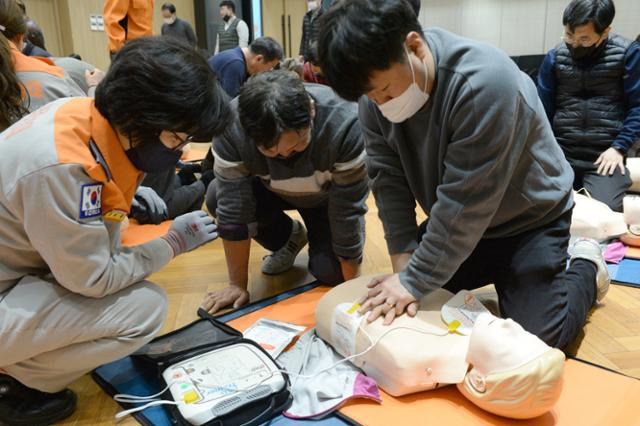 8일 오후 울산시의회 1층 시민홀에서 시청 직원들이 심폐소생술 교육을 받고 있다. 울산=뉴시스