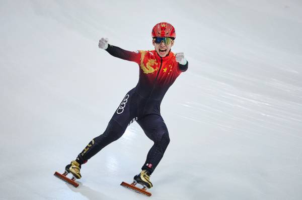 ISU 쇼트트랙 월드컵 5차 대회 500m 결승에서 1위를 차지하고 기뻐하는 린샤오쥔. ISU