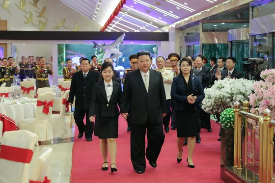 7일 군 숙소를 방문한 김정은 북한 국무위원장이 딸 김주애의 손을 잡고 입장하고 있다. 배우자인 이설주는 김정은 부녀보다 한걸음 뒤에 떨어져 입장하는 모습이다. 뉴스1
