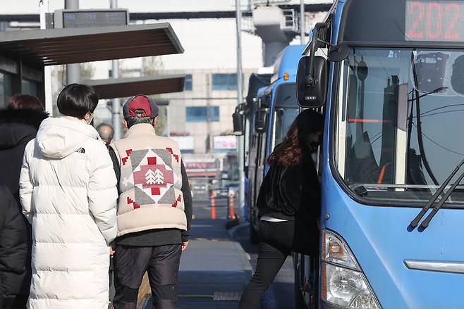 지난달 서울역버스환승센터에서 승객들이 버스에 탑승하고 있다. 연합뉴스