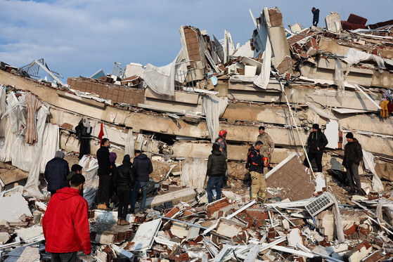 Rescue workers search for survivors in the rubble on Tuesday in Hatay, Turkey, after a powerful quake rocked southeast Turkey and Syria killing thousands of people. [REUTERS/YONHAP]