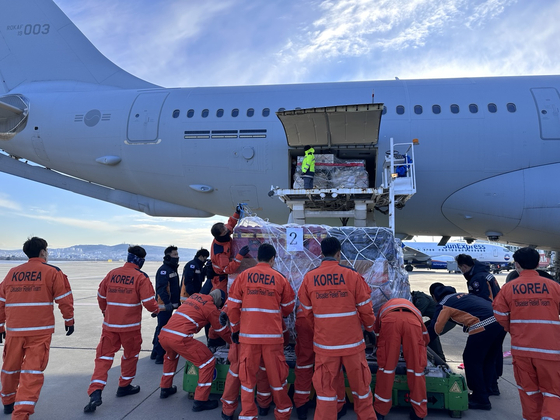 Rescue workers of Korea’s 118-member disaster relief team unload relief supplies from an Air Force KC-330 military tanker aircraft Wednesday at Gaziantep Airport in Turkey Wednesday. [YONHAP]