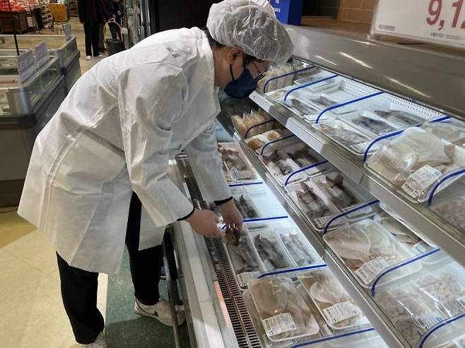 용인시 공무원이 시민이 방사능 검사를 의뢰한 식품을 수거하고 있다.