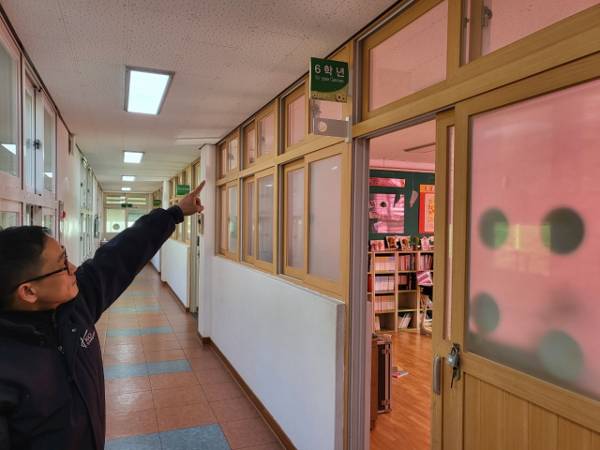 사천시 삼천포초교 신수도분교의 6학년 교실 모습.