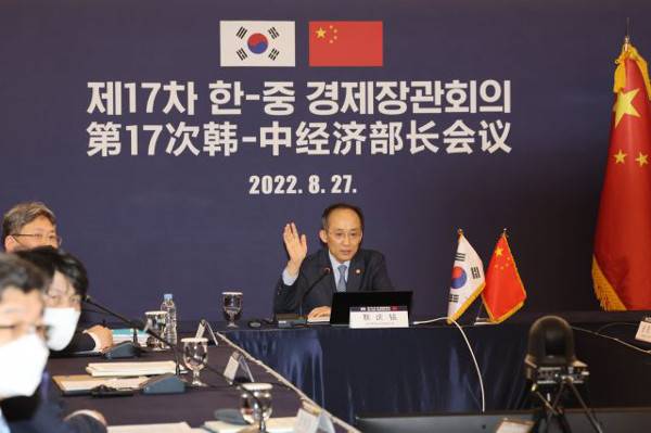 추경호 부총리 겸 기획재정부 장관이 지난해 8월 서울의 한 호텔에서 화상으로 열린 제17차 한중 경제장관회의에서 허리펑 중국 국가발전개혁위원회(발개위) 주임에게 인사하고 있다. 연합뉴스