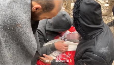 시리아 알레포 지역에서 죽은 아이를 품에 안고 오열하는 아버지. 인스타그램 캡처