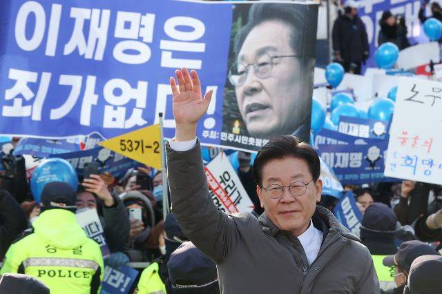 '위례·대장동 개발 의혹'과 관련해 검찰의 소환조사 통보를 받은 더불어민주당 이재명 대표가 지난달 28일 오전 서울 서초구 서울중앙지검에 출석하기 전 지지자에게 인사하고 있다. 연합뉴스