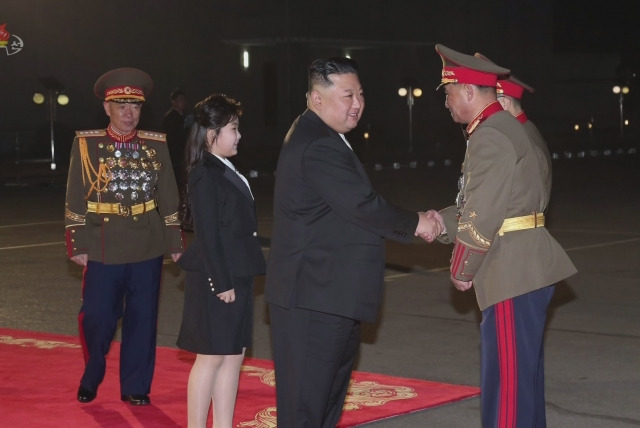 김정은 북한 국무위원장이 건군절(인민군 창건일)을 기념해 전날 딸 김주애와 함께 인민군 장병들의 숙소를 방문했다고 조선중앙TV가 8일 보도했다. 조선중앙TV 화면, 연합뉴스