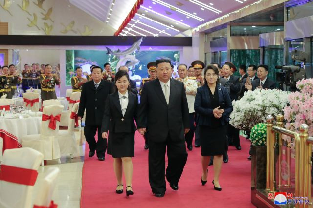 북한 김정은 국무위원장이 딸 김주애와 함께 건군절(2월 8일) 75주년 기념연회에 참석했다고 조선중앙통신이 8일 보도했다. 조선중앙TV 화면, 연합뉴스