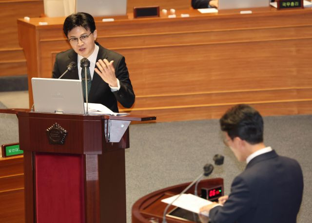 한동훈 법무부 장관이 8일 국회 교육·사회·문화 분야 대정부질문에서 김민석 더불어민주당 의원 질문에 답변하고 있다. 연합뉴스