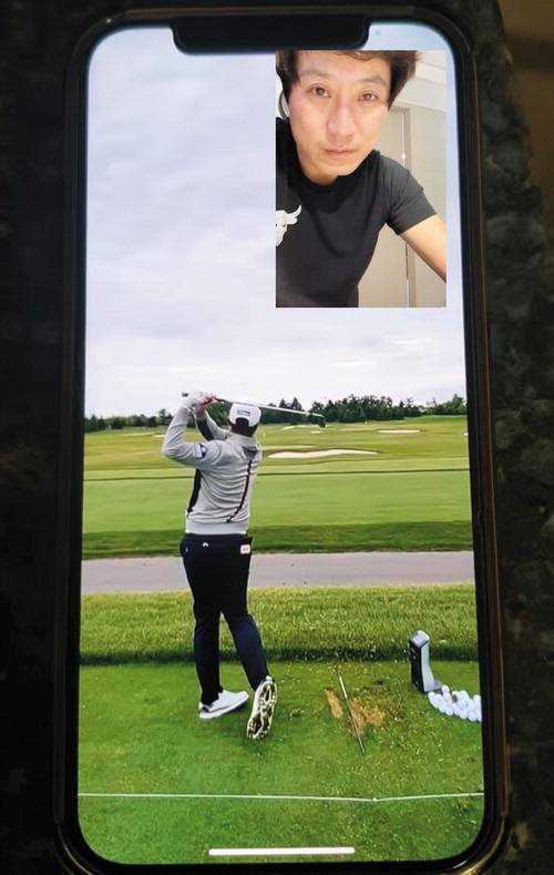 영상 통화를 통해 PGA 투어에서 활약 중인 임성재를 원격 지도하는 최현 스윙코치.  【사진 제공=최현 스윙코치】