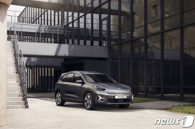 (서울=뉴스1) = 기아가 첫 번째 목적 기반 모빌리티(PBV) ‘니로 플러스’의 연식변경 모델 ‘더 2024 니로 플러스’를 8일 출시했다.  더 2024 니로 플러스는 크루즈 컨트롤, 전자식 룸미러(ECM), 하이패스 자동결제 시스템 등 주행 편의성을 높여줄 사양을 택시 모델과 업무용 모델 모두에 기본 적용했다. (기아 제공) 2023.2.8/뉴스1  Copyright (C) 뉴스1. All rights reserved. 무단 전재 및 재배포 금지.