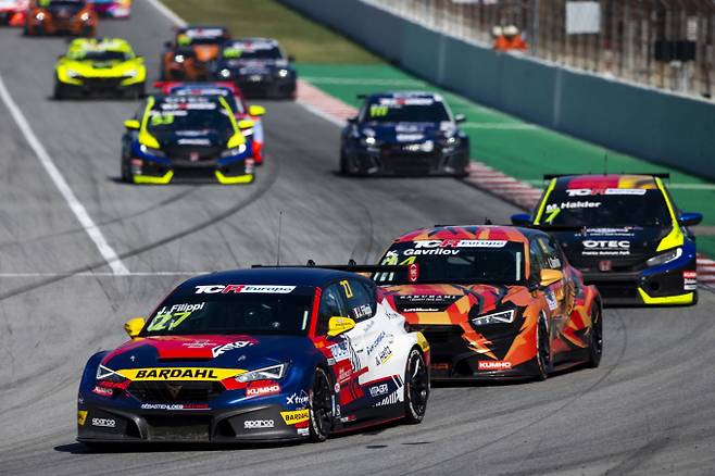 금호타이어가 올해 TCR시리즈 주요 대회에 레이싱 타이어를 독점 공급한다. 사진은 2022 TCR 유럽 주요 경기 장면. /사진=금호타이어