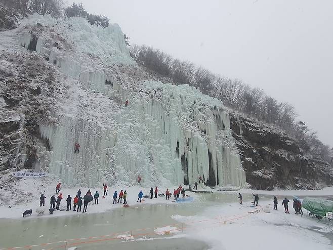 국립등산학교 빙벽타기 기초과정 교육이 이뤄지는 용소빙벽장