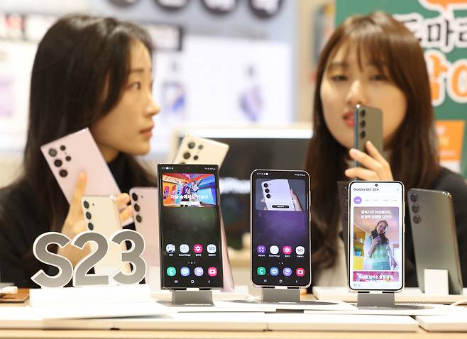 삼성전자의 새로운 스마트폰 갤럭시 S23 시리즈의 사전 예약판매가 시작된 7일 오후 KT 광화문역점에서 모델들이 포즈를 취하고 있다. [연합]
