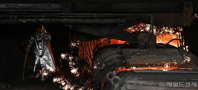 경상북도 포항시 남구 포스코 포항제철소 제2고로에서 관계자들이 쇳물을 생산하는 출선작업을 진행하고 있다. 포항=임세준 기자