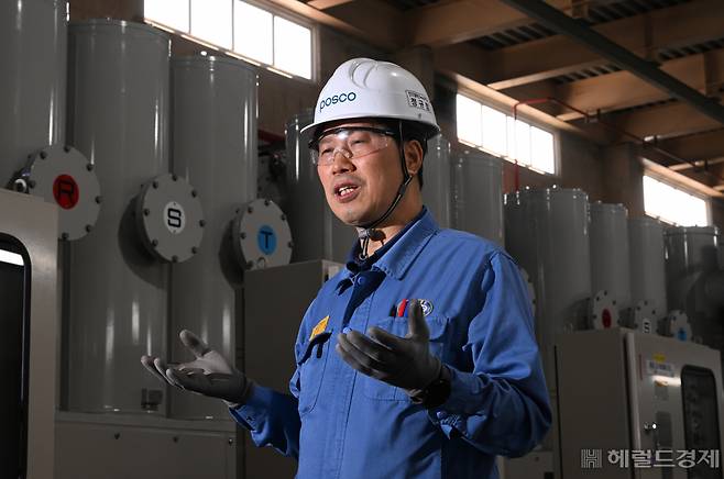 경상북도 포항시 남구 포스코 포항제철소 수전 변전소에서 정규점 포스코명장이 헤럴드경제와 인터뷰를 하고 있다. 포항=임세준 기자