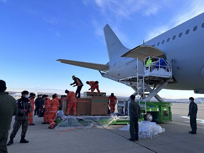 8일 오전(현지시간) 튀르키예 가지안텝 국제공항에 도착한 대한민국 해외긴급구호대(KDRT)가 우리 군 다목적 수송기 KC-330에서 구호장비를 하역하고 있다. [대한민국 해외긴급구호대 제공]