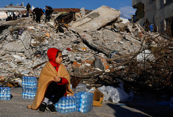 튀르키예 카라만마라스 지진 현장에서 망연자실한 표정을 짓고 있는 어린이. [로이터]