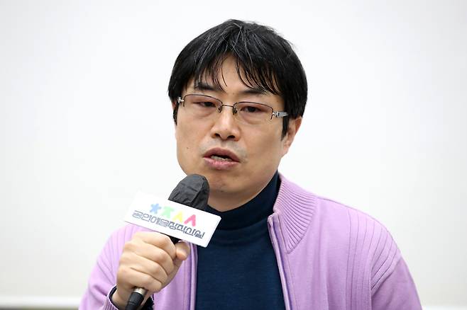[서울=뉴시스] 박진희 기자 = 한국문화예술위원회 '2022 공연예술창작산실 올해의신작'에 선정된 작품 연극 '미궁(迷宮)의 설계자' 연출 안경모가 8일 서울 종로구 예술가의집에서 기자간담회를 하고 있다. 연극집단 반의 작품 연극 '미궁(迷宮)의 설계자'의 무대에서 남영동 대동분실이라는 하나의 공간에 엮인 세 인물, 세 개의 시간이 펼쳐진다. 작품은 한국 현대 건축이 1세대 김수근의 알려지지 않았던 과오, 남영동 대공분실의 실체에 대해 추적한다. 2023.02.08. pak7130@newsis.com