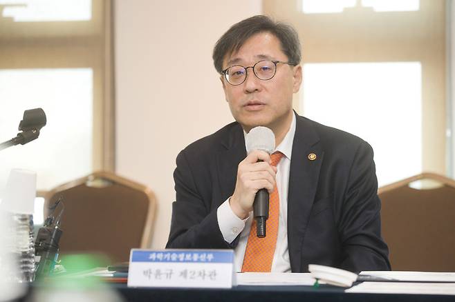 [서울=뉴시스] 박윤규 과학기술정보통신부 제2차관이 8일 오후 서울 용산구 포포인츠바이쉐라톤서울역 세미나실에서 아랍에미리트연합국(UAE) 순방 참가 및 CES 혁신상 수상 디지털 기업들과 K-디지털 해외진출 정책방안을 논의하고 있다. (사진=과학기술정보통신부 제공) *재판매 및 DB 금지