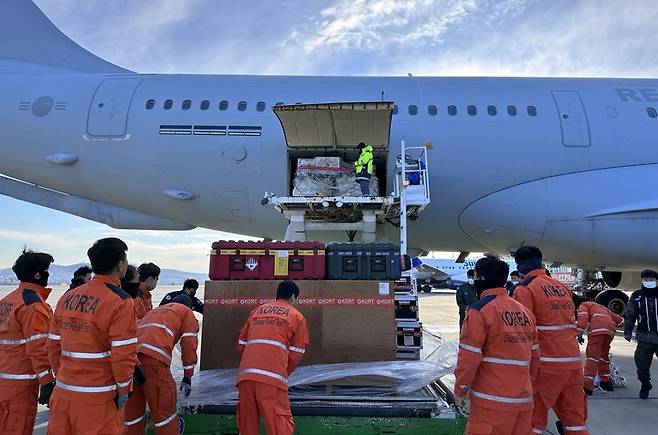 [서울=뉴시스] 튀르키예 지진 피해 대응을 위해 출국한 대한민국 긴급구호대가 8일 튀르키예 가지안텝 공항에 도착해 구호장비를 하역하고 있다. 외교부는 이날 구호대가 탑승한 우리 군수송기가 현지시각 8일 오전 6시 57분께 공항에 도착했다고 밝혔다. (사진=대한민국 긴급구호대 제공) 2023.02.08. photo@newsis.com *재판매 및 DB 금지