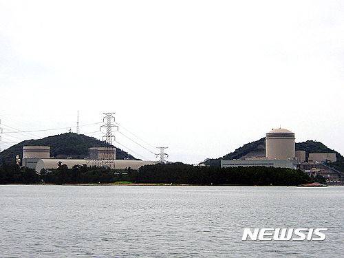 【서울=뉴시스】일본 원자력규제위원회는 5일 올해로 운전 개시 40년 된 후쿠이(福井)현  미하마(美浜) 원전 3호기의 재가동을 위한 심사서를 정식 결정했다. 오는 11월까지 남은 2개의 심사를 통과하면 미하마 원전 3호기는 앞으로 20년 더 연장 가동할 수 있다. 사진은 미하마 원전 3호기(맨 왼쪽)의 모습.(사진출처:위키피디아) 2016.10.05.