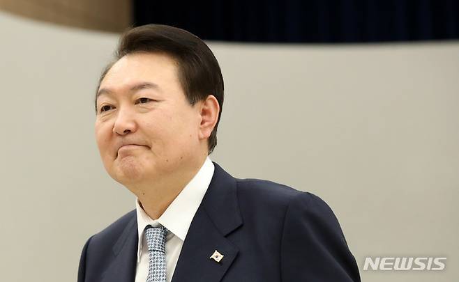 [서울=뉴시스] 전신 기자 = 윤석열 대통령이 8일 서울 용산 대통령실 청사에서 열린 유홍림 서울대 총장 임명장 및 김영미 저출산·고령사회위원회 부위원장 위촉장 수여식을 마친 후 이동하고 있다. 2023.02.08. photo1006@newsis.com