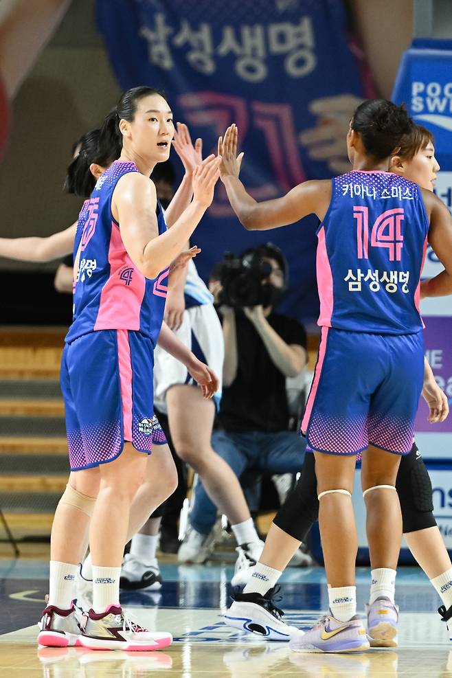 [서울=뉴시스] 여자프로농구 용인 삼성생명의 배혜윤과 키아나 스미스. (사진 = WKBL 제공) *재판매 및 DB 금지