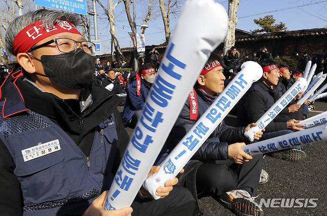 [서울=뉴시스] 최진석 기자 = 지난 1일 오후 서울 삼각지역 인근에서 열린 '민주노총 금속노조 투쟁본부 발대식 및 투쟁선포식'에서 금속노조 조합원들이 노동탄압 분쇄 문구가 적힌 막대풍선을 들고 구호를 외치고 있다. 2023.02.01. myjs@newsis.com