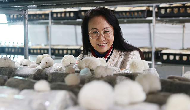 경남 하동에 귀농해 노루궁뎅이버섯 전문 농장을 운영하는 가수 원천씨가 수확을 앞둔 버섯을 보면서 환하게 웃고 있다. 하동=김원철 프리랜서 기자