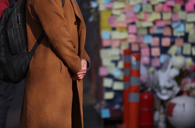 ▲이태원 참사 발생 100일을 하루 앞둔 4일 사고현장을 찾은 시민들이 추모 메시지를 살피고 있다. ⓒ연합뉴스