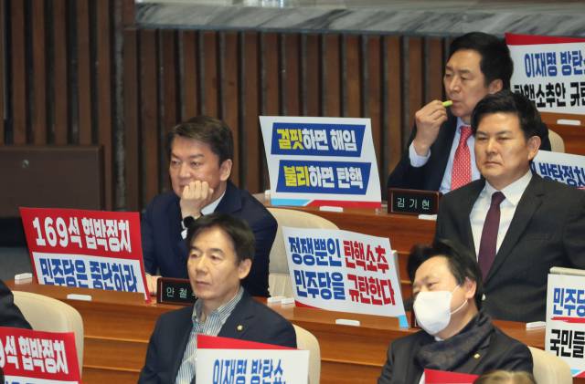 ▲국민의힘 김기현 당대표 후보와 안철수 당대표 후보가 8일 오후 열린 국회 본회의에 출석해 있다. ⓒ연합뉴스