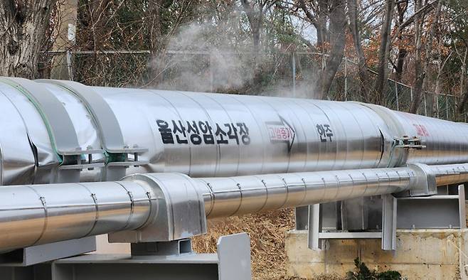 성암소각장에서 생산한 스팀을 인근 업체로 공급하는 배관의 모습. 이보람 기자