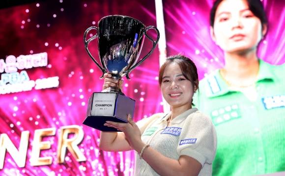 스롱 피아비가 7일 끝난 LPBA 투어 크라운해태 챔피언십 결승에서 김보미를 4-3으로 따돌리고 우승한 뒤 투어 통산 네  번째  우승컵을 들어보이고 있다. [PBA 제공]