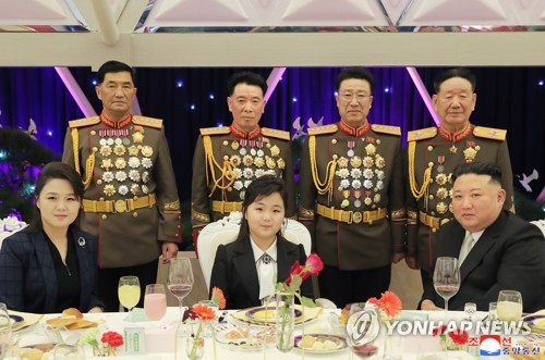 김정은 북한 국무위원장이 딸 김주애(가운데), 부인 리설주(왼쪽)와 함께 건군절 75주년을 앞두고 7일 기념연회에 참석한 모습. 연합뉴스
