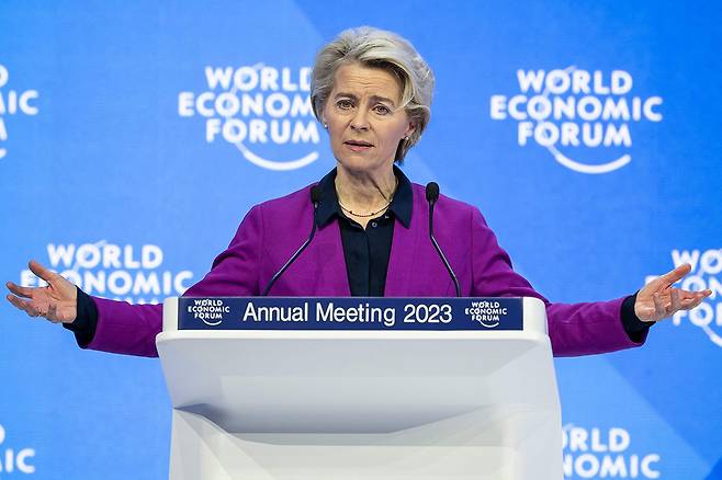 다보스포럼에서 유럽연합(EU)의 ‘그린딜 산업 계획’을 발표한 우르줄라 폰데어라이엔 EU 집행위원장. ⓒUPI