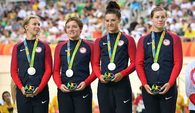 켈리 캐틀린(왼쪽에서 두번째)이 2016년 리우데자네이루 올림픽 시상대에 올라 동료들과 함께 트랙 사이클 은메달을 목에 걸고 있다. CNN