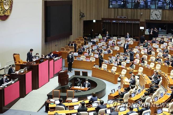 이상민 장관 탄핵소추안 통과 (서울=연합뉴스) 백승렬 기자 = 8일 국회에서 열린 제403회 국회(임시회) 제4차 본회의에서 이상민 행정안전부 장관 탄핵 소추안이 통과되고 있다. 
 2023.2.8 srbaek@yna.co.kr