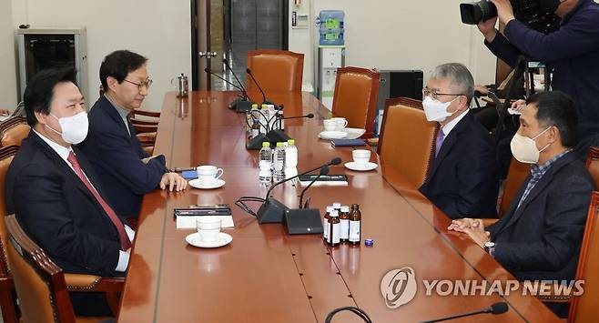 연금특위 여야간사ㆍ민간자문위 공동위원장 회동 (서울=연합뉴스) 하사헌 기자 = 국회 연금개혁특별위원회 여야 간사와 민간자문위원회 공동위원장들이 8일 오후 국회 보건복지위원회에서 연금개혁 초안 문제 등을 논의하기 위해 회동하고 있다. 왼쪽부터 강기윤 국민의힘 간사, 김성주 더불어민주당 간사, 김용하, 김연명 민간자문위 공동위원장. 2023.2.8 toadboy@yna.co.kr