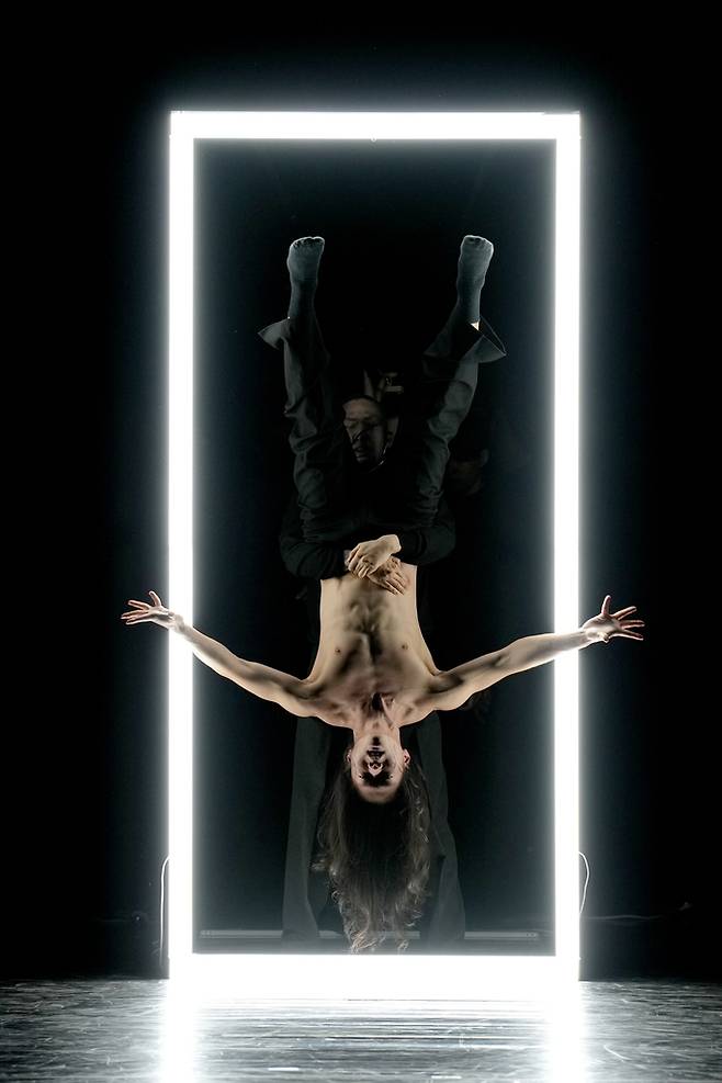 무용 '화이트' [한국문화예술위원회 제공. 재판매 및 DB 금지]