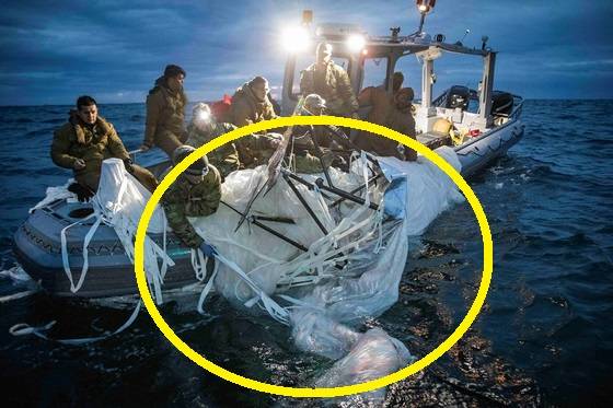 중국 정찰풍선의 잔해를 수거 중인 미국 해군의 모습. 〈사진=미 해군 제공/로이터 연합뉴스〉