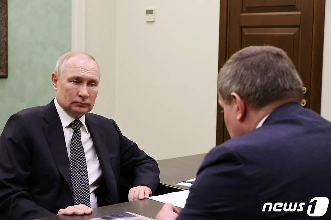 블라디미르 푸틴 러시아 대통령이 2일(현지시간) 볼고그라드에서 안드레이 보차노프 주지사를 만나고 있다. ⓒ 로이터=뉴스1 ⓒ News1 우동명 기자