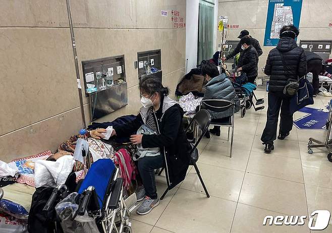 급격한 코로나19 환자 증가로 북새통이었던 지난 1월  중국 상하이 한 병원의 응급실 복도.  ⓒ AFP=뉴스1 ⓒ News1 우동명 기자
