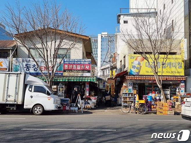 내달 준공 예정인 힐스테이트 세운 센트럴 건너편에는 골목 골목 정겨운 간판의 노포가 즐비했다. 2023. 2. 8. ⓒ News1 최서윤 기자