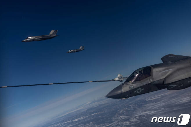 8일(현지시간) 미국 네바다주에서 진행된 미국과 영국, 호주 공군의 '레드 플래그' 합동훈련에서 F-35B 전투기가 공중급유 훈련을 진행 중이다. ⓒ 로이터=뉴스1 ⓒ News1 박재하 기자
