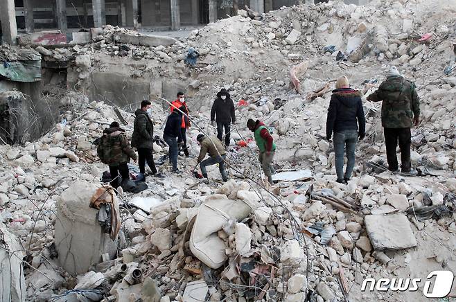 지진 발생 나흘째인 9일(현지시간) 시리아 알레포에서 시민들이 손으로 콘크리트 더미를 파헤치며 잔해에 깔린 생존자를 찾고 있다. 2023.2.9. ⓒ 로이터=뉴스1 ⓒ News1 김성식 기자