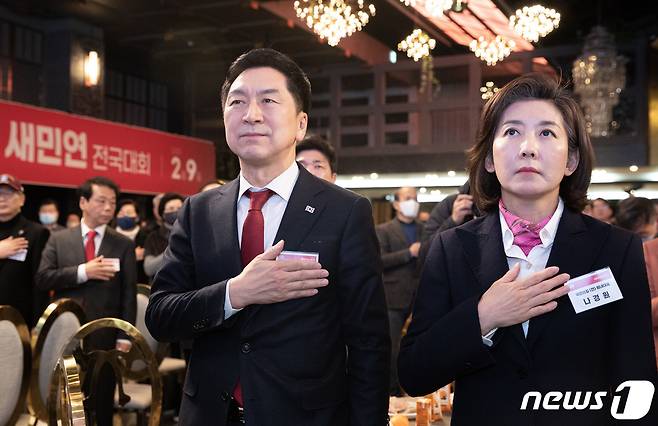 국민의힘 당권 주자인 김기현 의원과 나경원 전 의원이 9일 서울 마포구 케이터틀에서 열린 '새로운 민심 전국대회'에서 국민의례를 하고 있다. 2023.2.9/뉴스1 ⓒ News1 이재명 기자